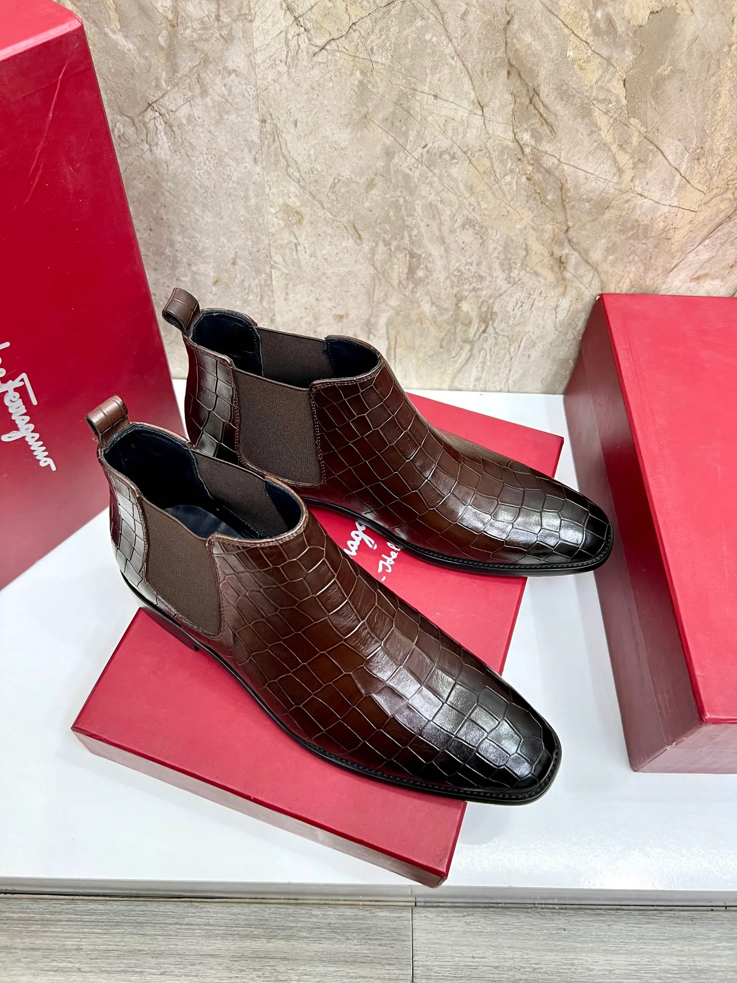 Original order quality: Men's shoes 💰700 Brand: Ferragamo (Ferragamo) One size larger: Men's size 38-44 (45 customized) Grade: Same style as the official website High-end men's shoes Material: Original cowhide, cowhide lining, original outsole Style category: Chelsea men's boots Fashion trend Color: Actual picture